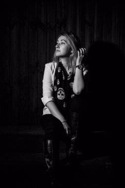 Beyaz gömlekli ve atkılı kadın, gençler için moda, yeni koleksiyon