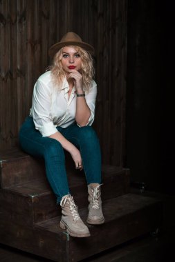 Genç, şık, sarışın, Avrupalı bir kadın. Sıradan moda. Artı boyut modeli. Mutlu şişman kadın.