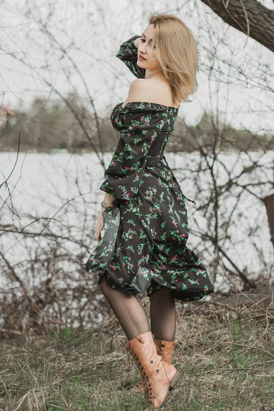Женщина Черном Цыганском Платье Модный Тренд Новая Коллекция — стоковое фото