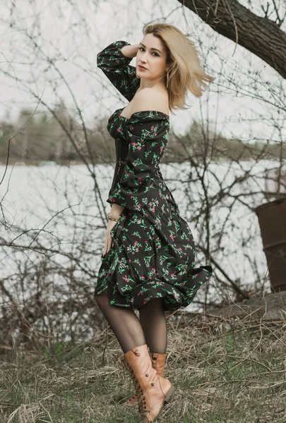 ブラックジプシーのドレスの女性 ファッショナブルなトレンド 新しいコレクション — ストック写真