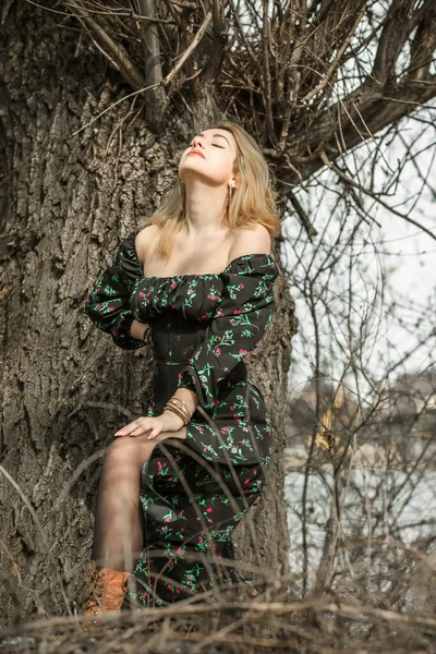 Женщина Черном Цыганском Платье Модный Тренд Новая Коллекция — стоковое фото