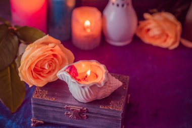 Negatif enerjiyi temizlemek, zihin yoluyla. Ezoteriklik kavramı. Mum ruhsal terapisi