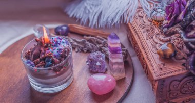 Negatif enerjiyi temizlemek, zihin yoluyla. Ezoteriklik kavramı. Mum ruhsal terapisi