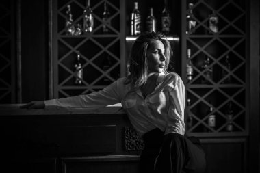 Bir barda veya kulüpte güzel bir kadının portresi, içki konsepti, içecek 