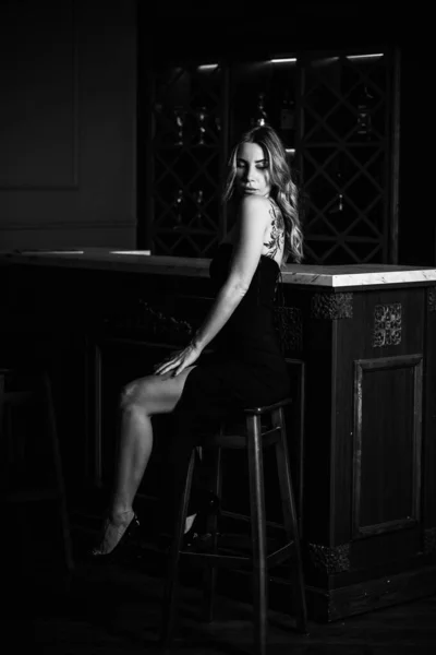 Portrait Jolie Femme Dans Bar Club Concept Boissons Boisson — Photo