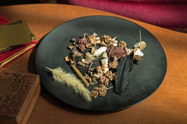 Masadaki sihirli özellik, büyücülük konsepti, sihirli kutu, büyüler ve diğer ritüeller.