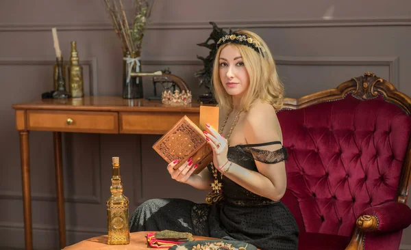 Mulher Com Cartas Tarot Conceito Ocultismo Estilo Bohemain Preto Dourado — Fotografia de Stock