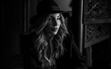 Takım elbiseli, modern, çekici Avrupalı kadın. Beyaz gömlek ve siyah pantolon. Kadın gardırobu detayları ve illüstrasyonu