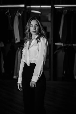 Takım elbiseli, modern, çekici Avrupalı kadın. Beyaz gömlek ve siyah pantolon. Kadın gardırobu detayları ve illüstrasyonu