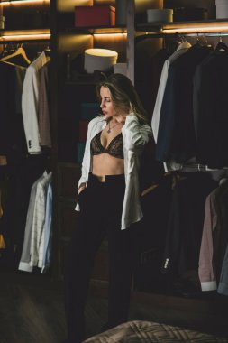 Takım elbiseli, modern, çekici Avrupalı kadın. Beyaz gömlek ve siyah pantolon. Kadın gardırobu detayları ve illüstrasyonu