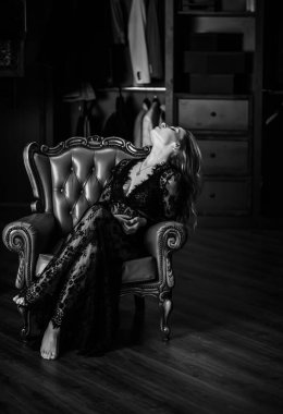 Çekici Avrupalı kadın göz kamaştırıcı elbiseler içinde. Kadınların zarif ve seksi gardırop ayrıntıları ve çizimleri