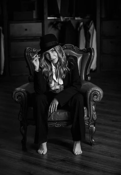 Takım Elbiseli Modern Çekici Avrupalı Kadın Beyaz Gömlek Siyah Pantolon — Stok fotoğraf