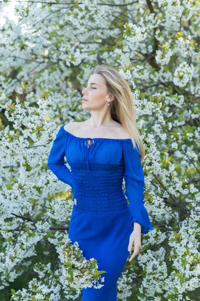 Concepto Feminidad Tierna Dama Europea Moderna Vestido Azul Jardín Noche —  Fotos de Stock