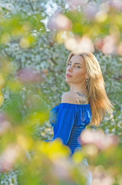 Vrouwelijkheid Concept Malse Moderne Europese Dame Blauwe Jurk Avonds Tuin — Stockfoto