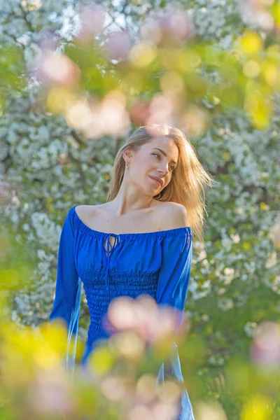 Vrouwelijkheid Concept Malse Moderne Europese Dame Blauwe Jurk Avonds Tuin — Stockfoto