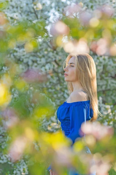 Kadınlık Kavramı Akşam Bahçesinde Mavi Elbiseli Hassas Modern Avrupalı Kadın — Stok fotoğraf