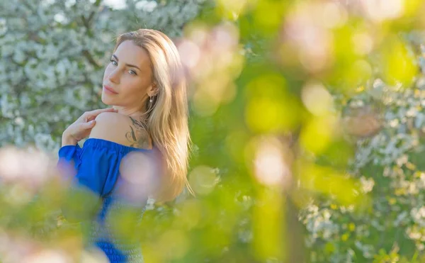 Kadınlık Kavramı Akşam Bahçesinde Mavi Elbiseli Hassas Modern Avrupalı Kadın — Stok fotoğraf