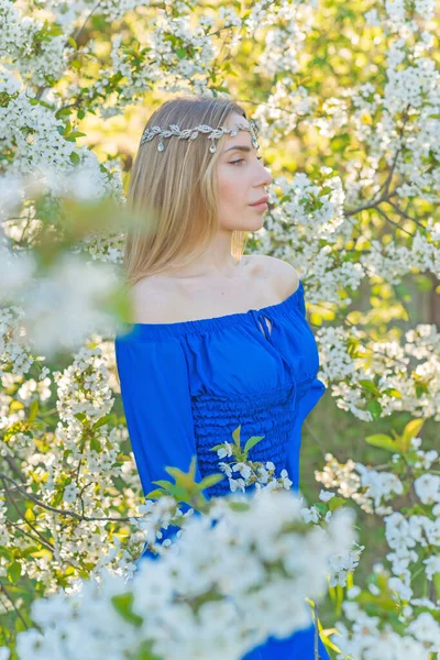 Conceito Feminilidade Senhora Europeia Moderna Concurso Vestido Azul Jardim Noite — Fotografia de Stock