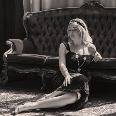 Bohem tarzı. Siyah ve altın renkli bir bayan. Klasik Göz kamaştırıcı trend. Görünümü karıştır