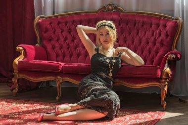 Bohem tarzı. Siyah ve altın renkli bir bayan. Klasik Göz kamaştırıcı trend. Görünümü karıştır