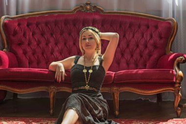 Bohem tarzı. Siyah ve altın renkli bir bayan. Klasik Göz kamaştırıcı trend. Görünümü karıştır