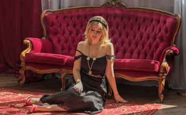 Bohem tarzı. Siyah ve altın renkli bir bayan. Klasik Göz kamaştırıcı trend. Görünümü karıştır