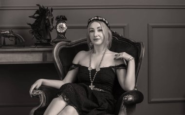 Bohem tarzı. Siyah ve altın renkli bir bayan. Klasik Göz kamaştırıcı trend. Görünümü karıştır