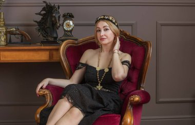 Bohem tarzı. Siyah ve altın renkli bir bayan. Klasik Göz kamaştırıcı trend. Görünümü karıştır