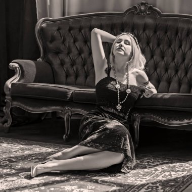 Bohem tarzı. Siyah ve altın renkli bir bayan. Klasik Göz kamaştırıcı trend. Görünümü karıştır