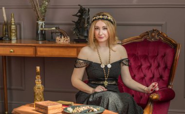 Bohem tarzı. Siyah ve altın renkli bir bayan. Klasik Göz kamaştırıcı trend. Görünümü karıştır