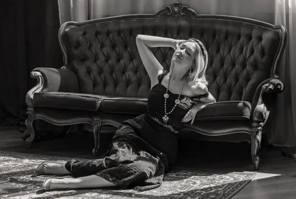 ボヘミアンスタイル 黒と金色のスタイルの女性 ヴィンテージグラマラストレンド ミックス外観 — ストック写真