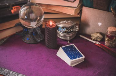 Tarot kartları, mumlar, cadı sihirli şişeleri. Cadılık, esrarengiz, kehanet ve esrarengiz geçmiş mistik ayinler için klasik büyülü nesneler.