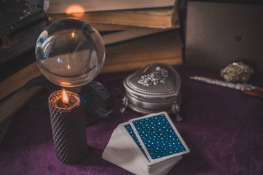 Tarot kartları, mumlar, cadı sihirli şişeleri. Cadılık, esrarengiz, kehanet ve esrarengiz geçmiş mistik ayinler için klasik büyülü nesneler.