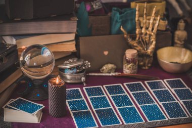 Tarot kartları, mumlar, cadı sihirli şişeleri. Cadılık, esrarengiz, kehanet ve esrarengiz geçmiş mistik ayinler için klasik büyülü nesneler.