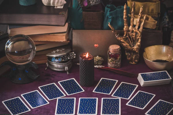 Tarot kartları, mumlar, cadı sihirli şişeleri. Cadılık, esrarengiz, kehanet ve esrarengiz geçmiş mistik ayinler için klasik büyülü nesneler.