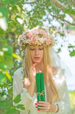  Slav gelin büyülü bir ayin yapıyor, cadı şeyleri. Wicca ya da Pagan ritüelleri ve esrarengiz kavramlar