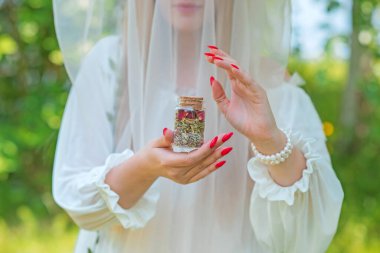  Slav gelin büyülü bir ayin yapıyor, cadı şeyleri. Wicca ya da Pagan ritüelleri ve esrarengiz kavramlar