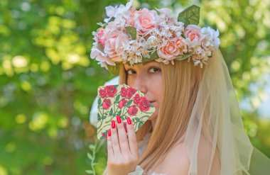  Slav gelin büyülü bir ayin yapıyor, cadı şeyleri. Wicca ya da Pagan ritüelleri ve esrarengiz kavramlar