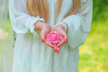  Slav gelin büyülü bir ayin yapıyor, cadı şeyleri. Wicca ya da Pagan ritüelleri ve esrarengiz kavramlar