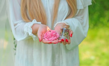  Slav gelin büyülü bir ayin yapıyor, cadı şeyleri. Wicca ya da Pagan ritüelleri ve esrarengiz kavramlar