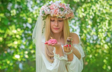  Slav gelin büyülü bir ayin yapıyor, cadı şeyleri. Wicca ya da Pagan ritüelleri ve esrarengiz kavramlar