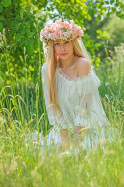 Eski Avrupa büyüsü, Mistik Pagan sahnesi, tarladaki kadın, ayin. Sihirli kehanet, Undina. Efsaneler, yaratıklar ve peri masalları için resimli fotoğraf. Nemfomanla mistik sahne