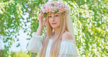 Eski Avrupa büyüsü, Mistik Pagan sahnesi, tarladaki kadın, ayin. Sihirli kehanet, Undina. Efsaneler, yaratıklar ve peri masalları için resimli fotoğraf. Nemfomanla mistik sahne