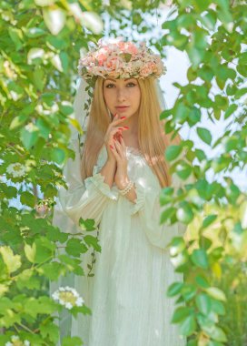 Eski Avrupa büyüsü, Mistik Pagan sahnesi, tarladaki kadın, ayin. Sihirli kehanet, Undina. Efsaneler, yaratıklar ve peri masalları için resimli fotoğraf. Nemfomanla mistik sahne