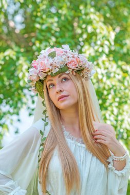 Eski Avrupa büyüsü, Mistik Pagan sahnesi, tarladaki kadın, ayin. Sihirli kehanet, Undina. Efsaneler, yaratıklar ve peri masalları için resimli fotoğraf. Nemfomanla mistik sahne