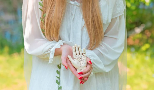 スラヴ人の花嫁は魔法の儀式を行う 魔女のもの ウィッカや異教の儀式や密教の概念 — ストック写真