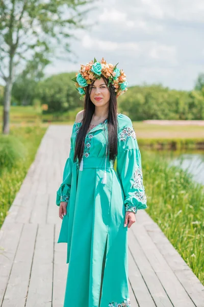 刺繍の伝統的なドレスでウクライナのファッショナブルな女性 勇敢なウクライナとその国の人々の概念 女性のための民族服スタイル ボホはファッショナブルな詳細をミックスします スラブブルネット女性 — ストック写真