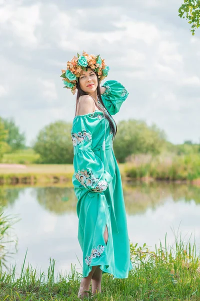 刺繍の伝統的なドレスでウクライナのファッショナブルな女性 勇敢なウクライナとその国の人々の概念 女性のための民族服スタイル ボホはファッショナブルな詳細をミックスします スラブブルネット女性 — ストック写真