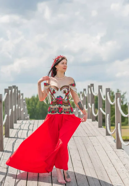 Oekraïense Modieuze Vrouw Borduurwerk Traditionele Jurk Concept Van Dappere Oekraïne — Stockfoto