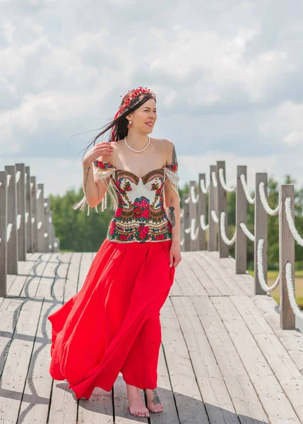 穿着刺绣传统服装的乌克兰时髦女人 勇敢的乌克兰和该国人民的概念 女士的民族服装风格 博豪混合时尚细节 斯拉夫黑发女士 — 图库照片